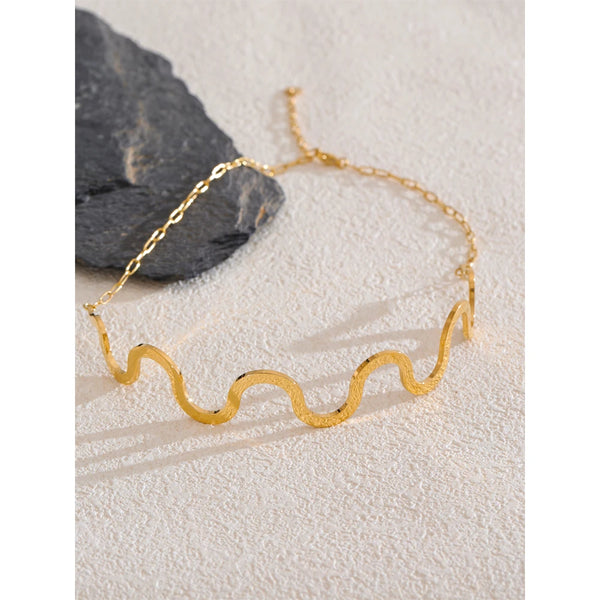 Auri Curve Necklaces